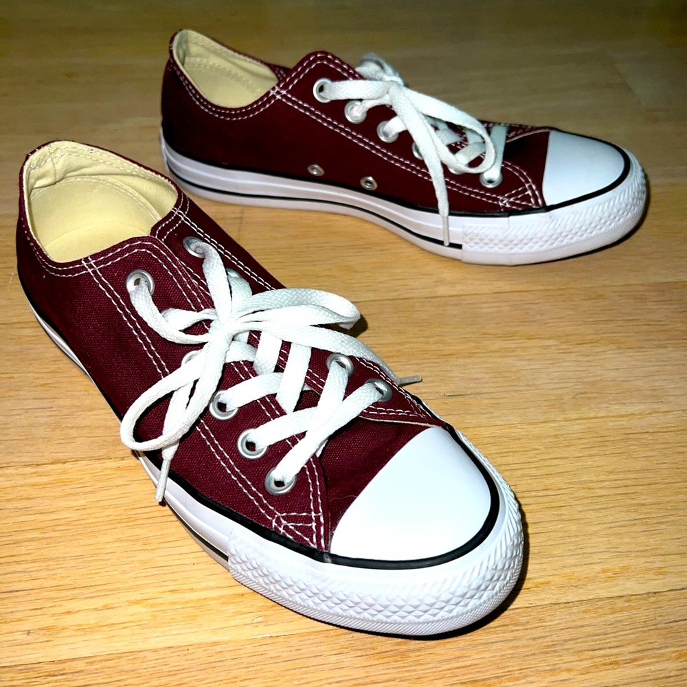 Converse Low Tops - Burgundy